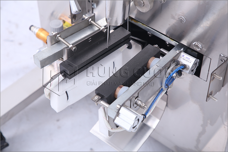 13. May-dong-goi-bot-dung-truc-vit-lpf3 