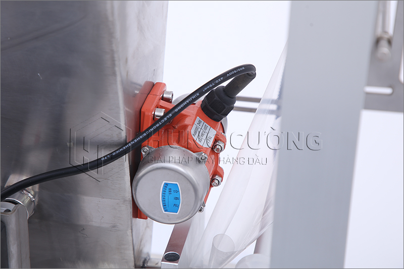 14. May-dong-goi-bot-dung-truc-vit-lpf3 