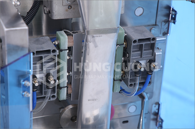 May-dong-goi-bot-dung-truc-vit-phs1500plc  (9)