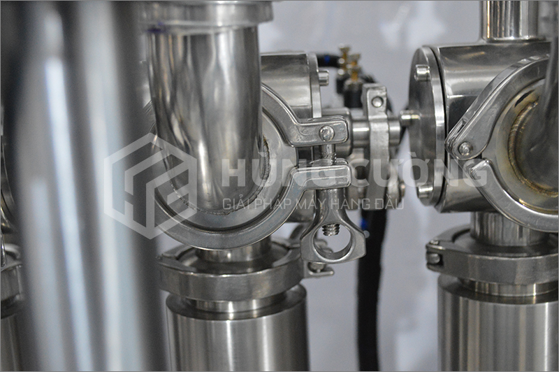 10. Day-chuyen-chiet-rot-dong-nap-tu-dong-bom-piston-6-dau-chiet