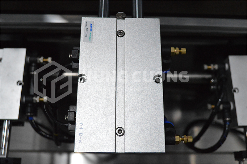 12. Day-chuyen-chiet-rot-dong-nap-tu-dong-bom-piston-6-dau-chiet