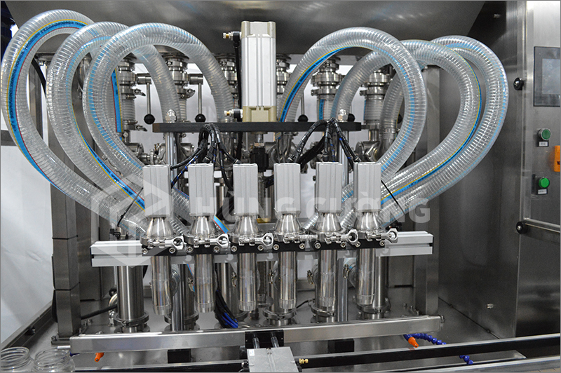 4. Day-chuyen-chiet-rot-dong-nap-tu-dong-bom-piston-6-dau-chiet