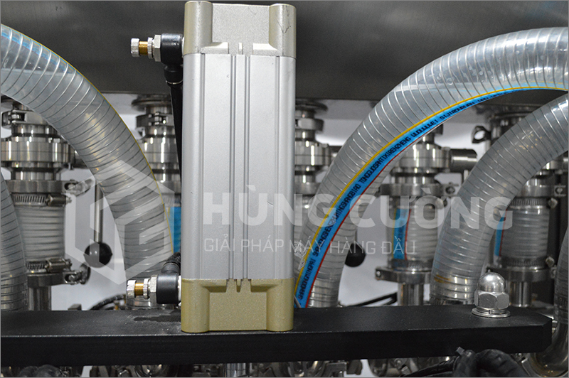 6. Day-chuyen-chiet-rot-dong-nap-tu-dong-bom-piston-6-dau-chiet