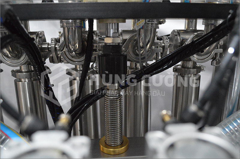 7. Day-chuyen-chiet-rot-dong-nap-tu-dong-bom-piston-6-dau-chiet