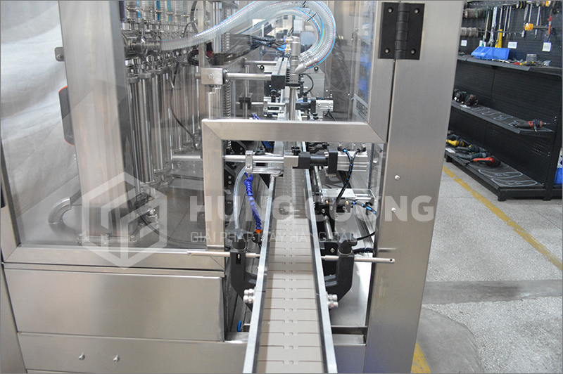 15. Day-chuyen-chiet-rot-dong-nap-tu-dong-bom-piston-8-dau-chiet