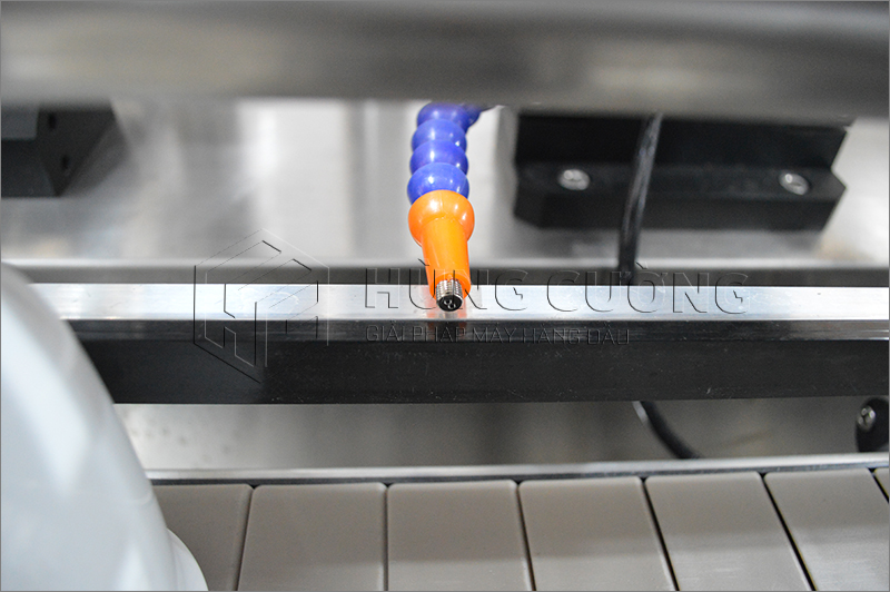 16. Day-chuyen-chiet-rot-dong-nap-tu-dong-bom-piston-8-dau-chiet