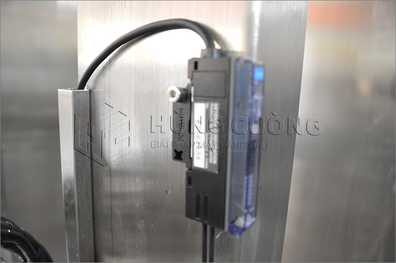 17. Day-chuyen-chiet-rot-dong-nap-tu-dong-bom-piston-8-dau-chiet