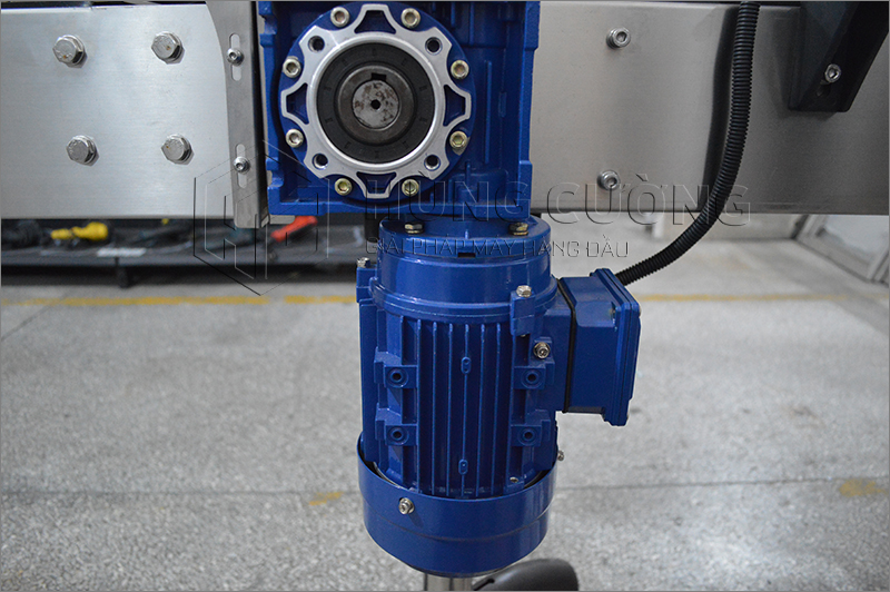 23. Day-chuyen-chiet-rot-dong-nap-tu-dong-bom-piston-8-dau-chiet