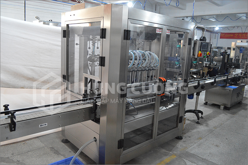 3. Day-chuyen-chiet-rot-dong-nap-tu-dong-bom-piston-8-dau-chiet