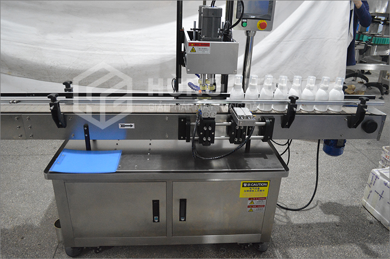 5. Day-chuyen-chiet-rot-dong-nap-tu-dong-bom-piston-8-dau-chiet