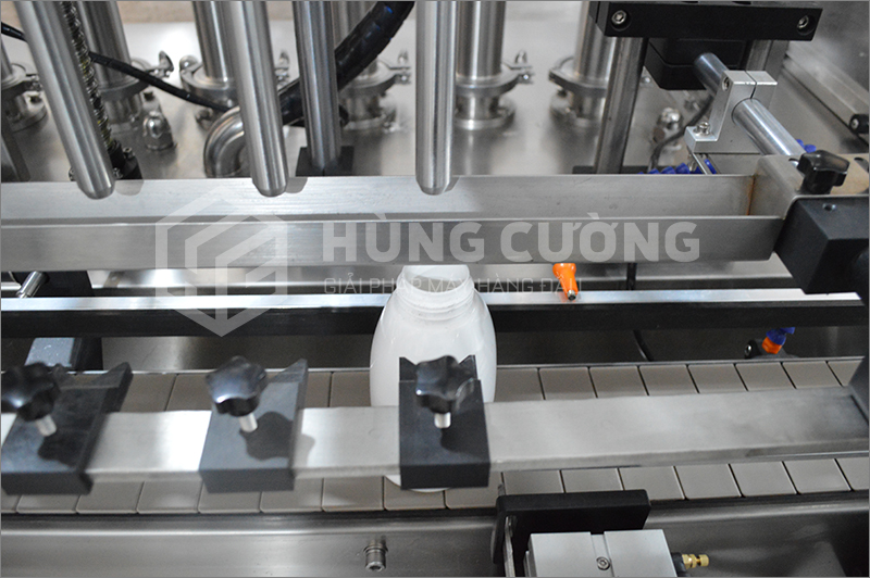 8. Day-chuyen-chiet-rot-dong-nap-tu-dong-bom-piston-8-dau-chiet